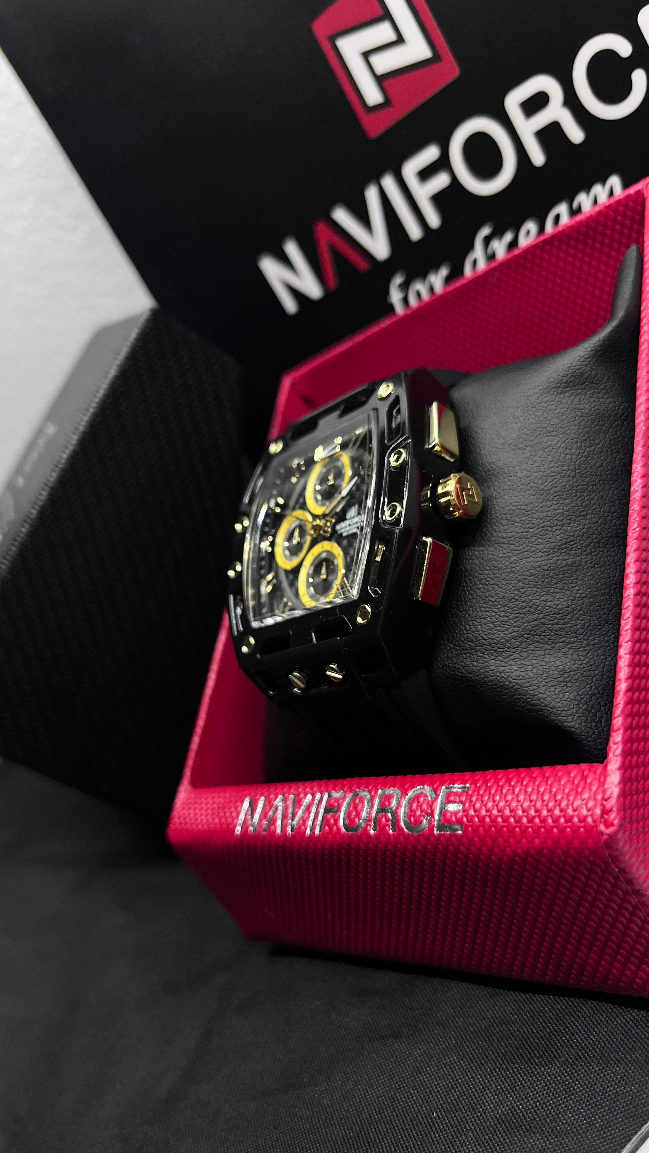 NAVI FORCÉ / BLACK AND GOLD